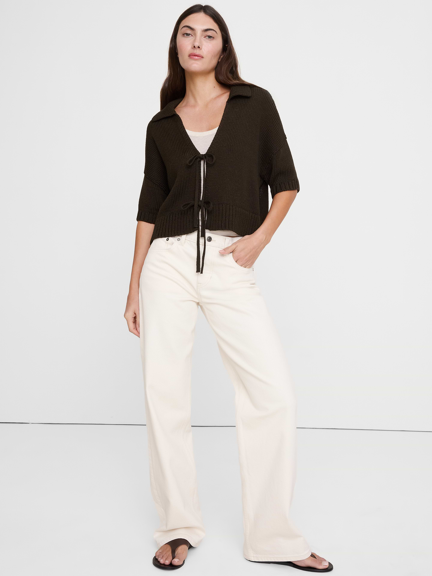 L'image numéro 1 présente Cardigan à col polo en coton noué à l’avant