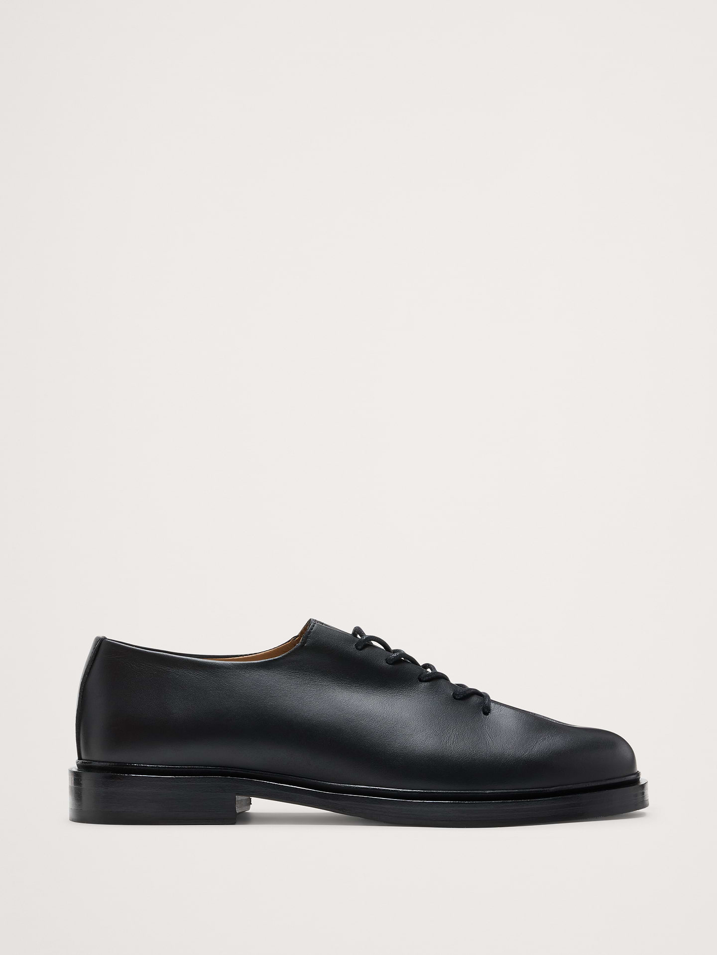 Image 1 of 6, A contemporary take on the classic oxford, the Edouard is one of Jacques Solovière’s iconic models, blending minimal design with everyday wearability. Its generous sole ensures both stability and comfort, while the understated finish enriches its refined silhouette., Jacques Solovière: Parisian footwear redefining timeless essentials with sculptural minimalism and exquisite craftsmanship since 2014., Italian leather uppers and leather lining., Leather soles., Waxed laces., Made in Portugal., *This style runs 1/2 size large., Product #890061