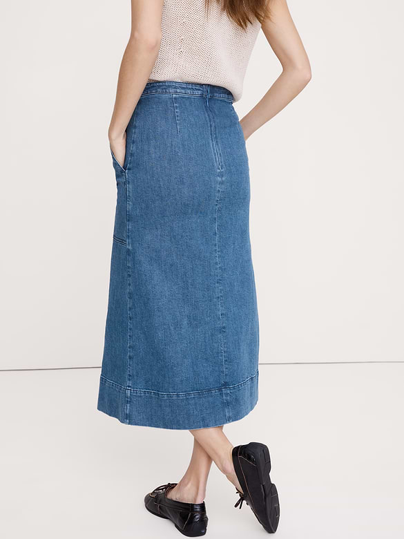 Jupe mi-longue en denim avec fente à l’avant