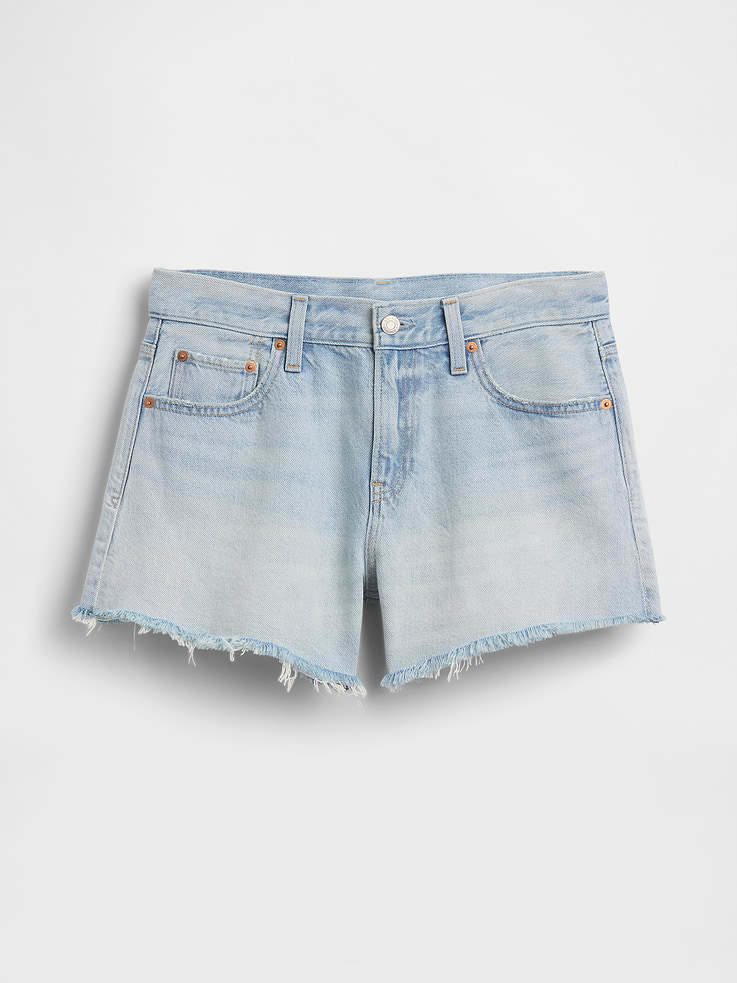 Image 6 de 6, Short décontracté taille mi-basse en denim Douceur suprême à ourlet effiloché, entrejambe de 10 cm