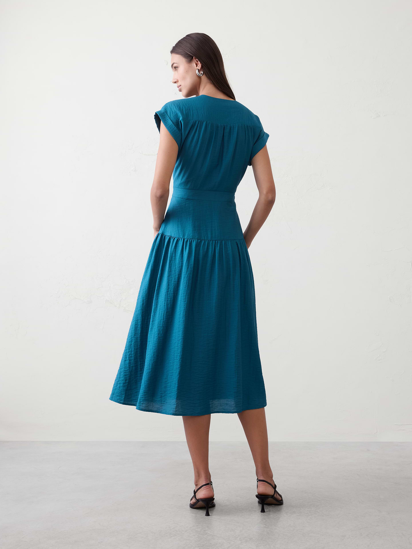L'image numéro 2 présente Robe mi-longue étagée froncée