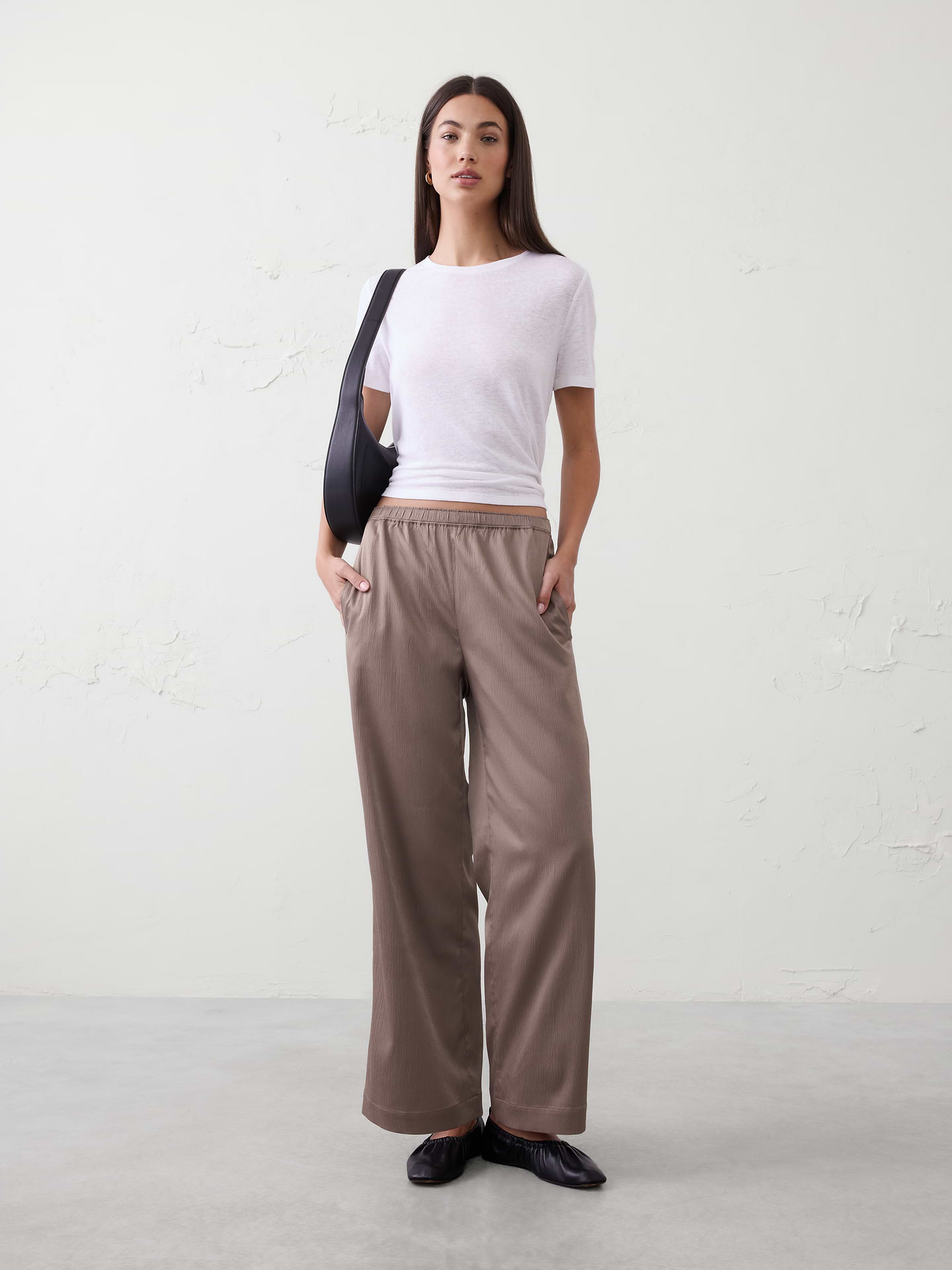 L'image numéro 1 présente Pantalon à taille haute élastique jambe large en satin froissé