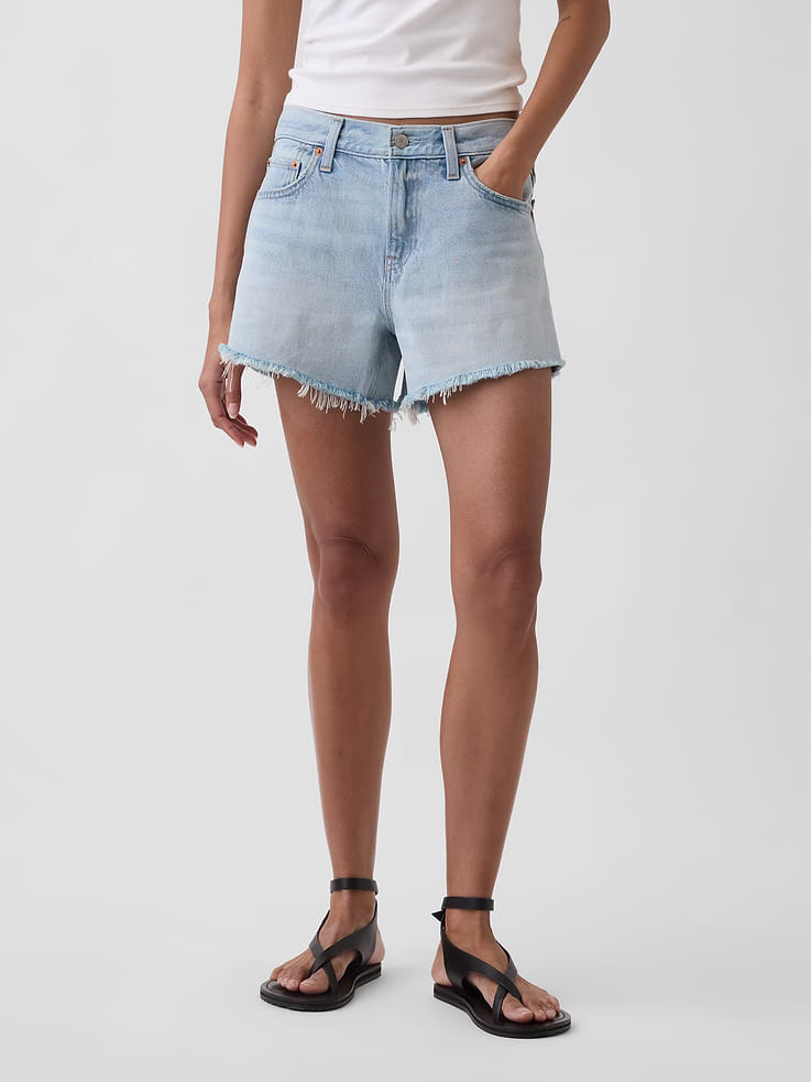 Image 2 de 6, Short décontracté taille mi-basse en denim Douceur suprême à ourlet effiloché, entrejambe de 10 cm