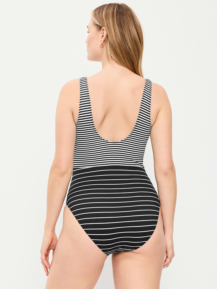L'image numéro 6 présente Maillot de bain une-pièce texturé à découpe