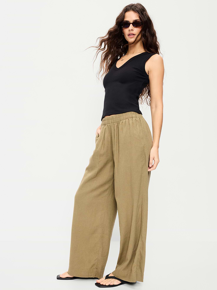 L'image numéro 3 présente Camisole courte moulante à encolure en V
