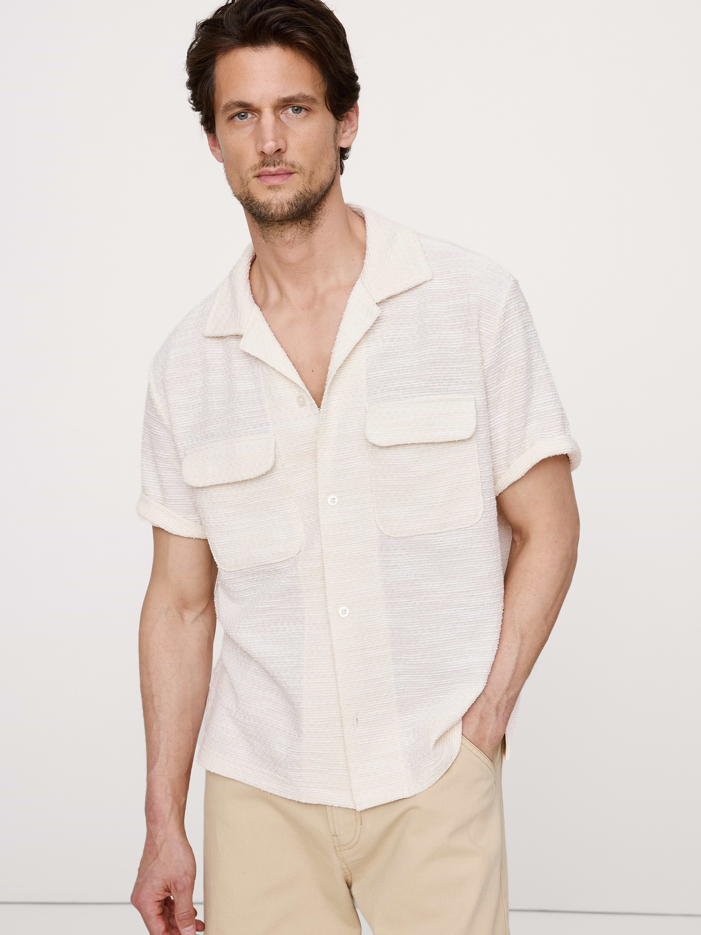 L'image numéro 1 présente Chemise de vacances en tissu texturé