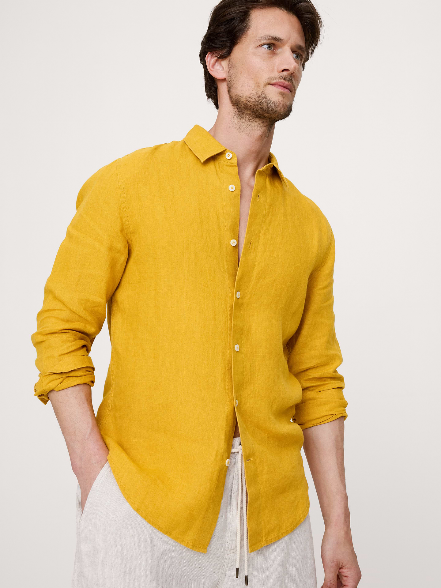 L'image numéro 1 présente Chemise ajustée en lin