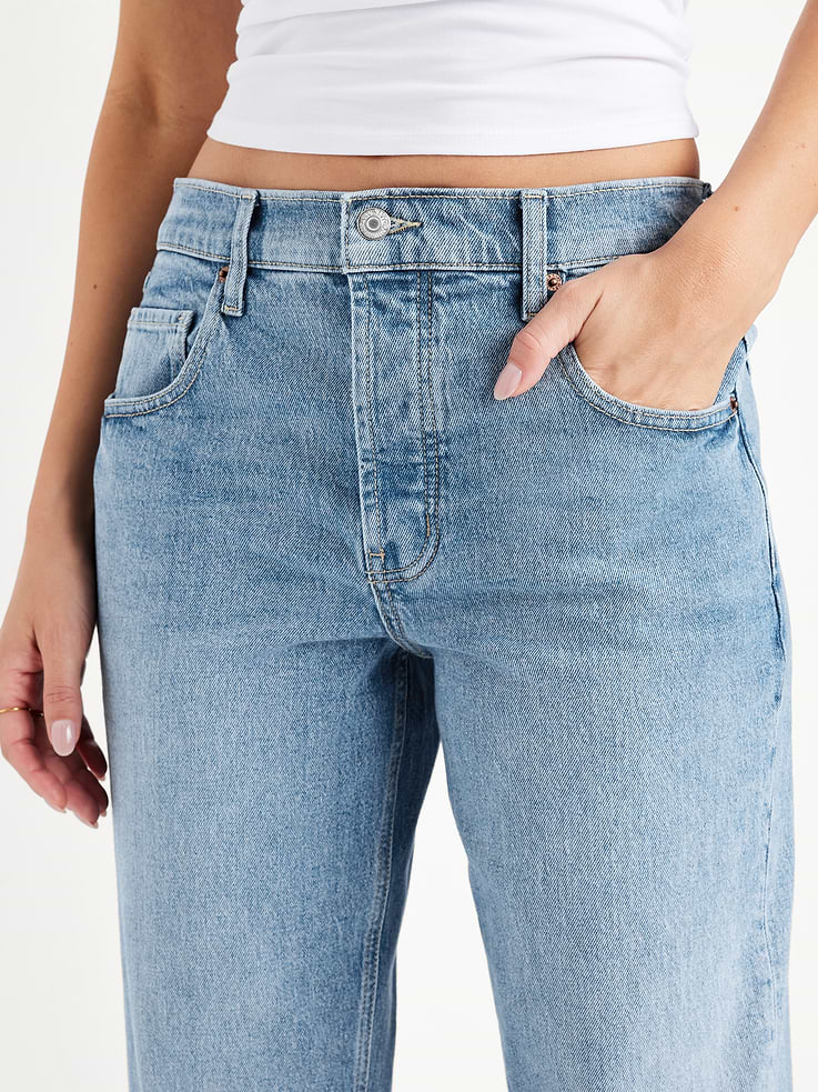 L'image numéro 4 présente Jean coupe droite détendue à taille mi-basse