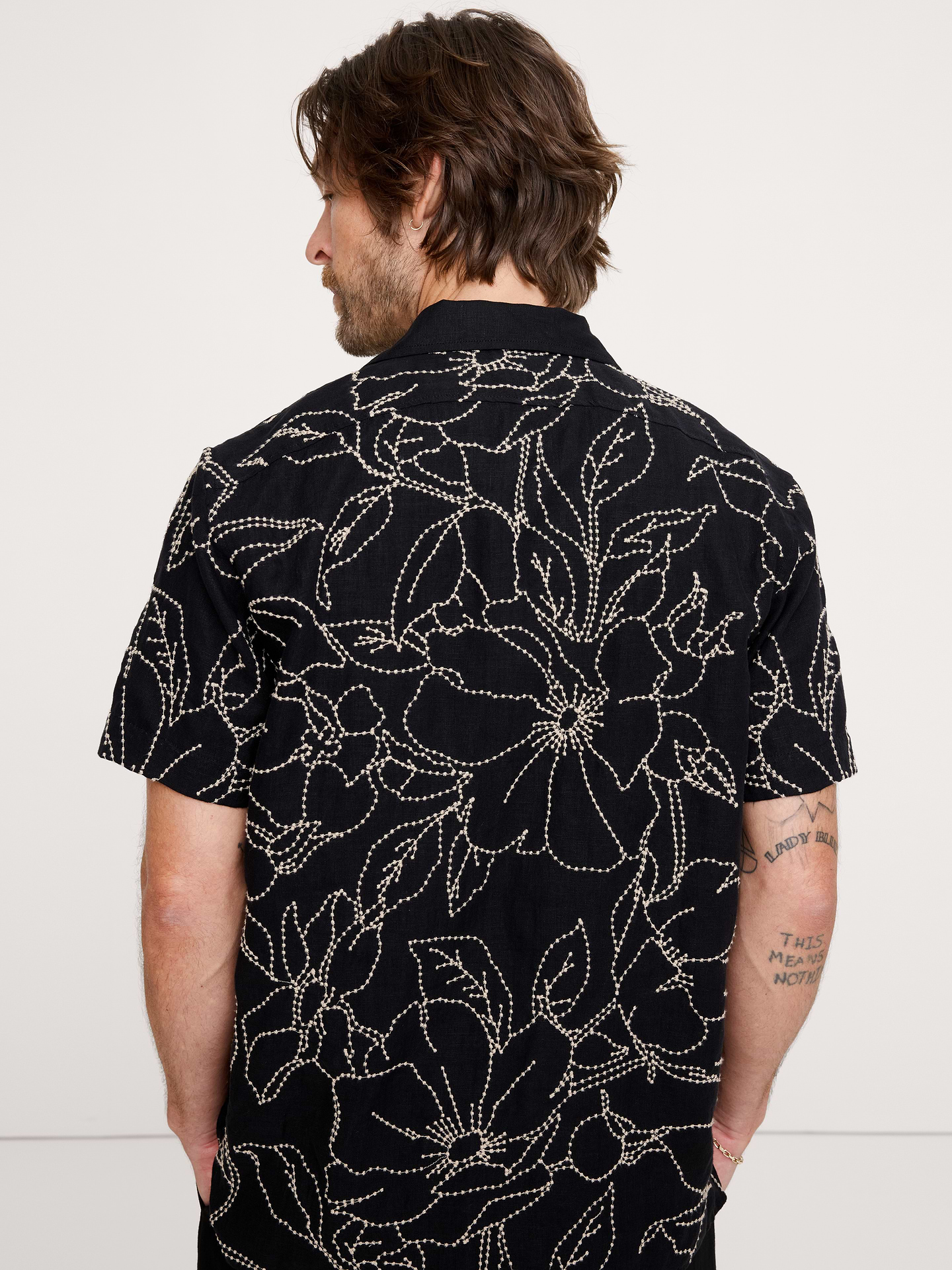 L'image numéro 6 présente Chemise de vacances à coupe standard en lin brodé