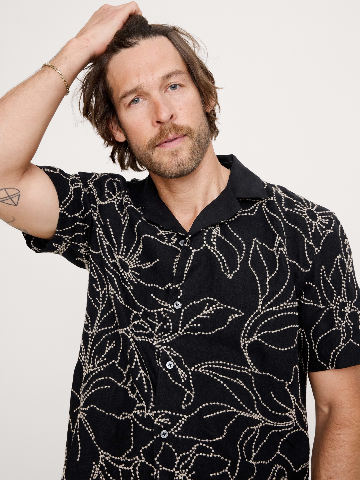 L'image numéro 7 présente Chemise de vacances à coupe standard en lin brodé
