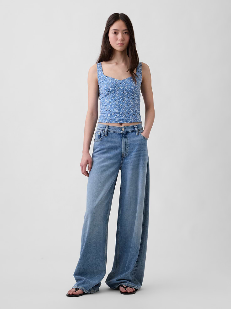 L'image numéro 2 présente Bustier court à broderie anglaise
