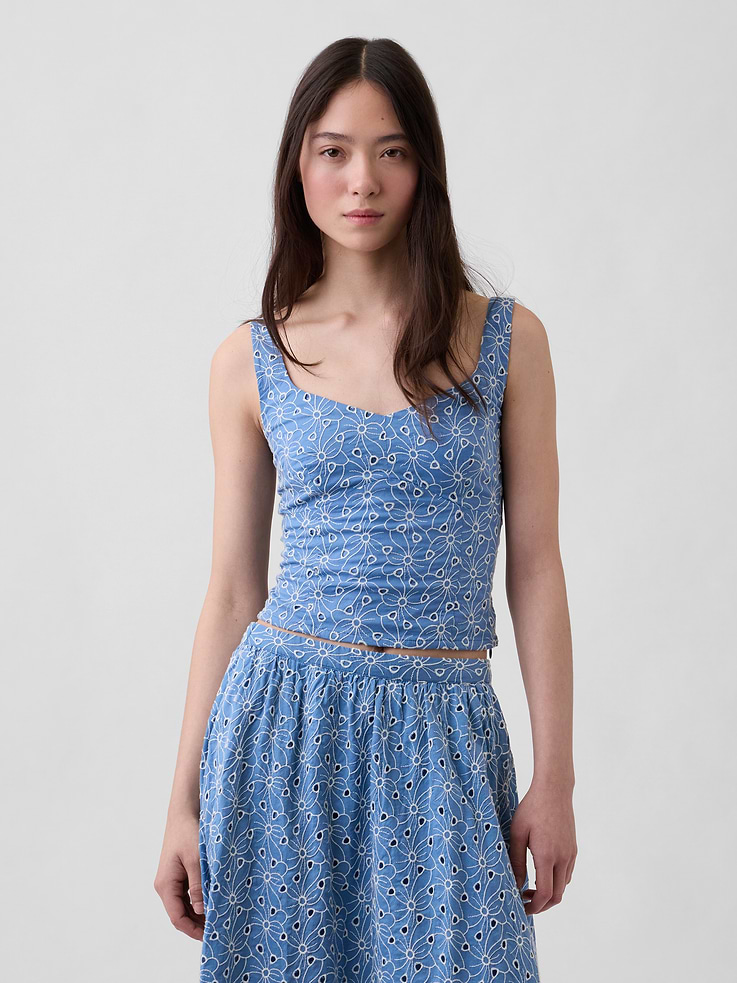 L'image numéro 1 présente Bustier court à broderie anglaise