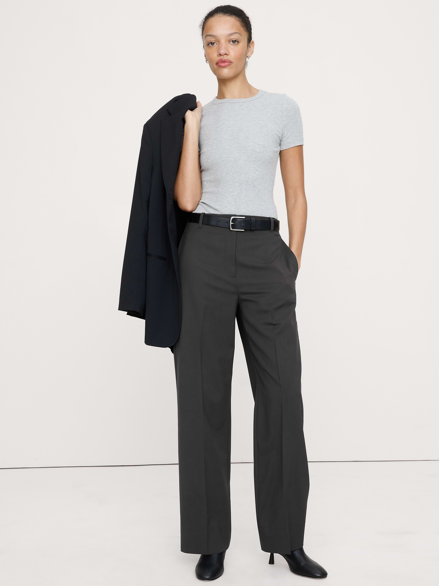 L'image numéro 1 présente Pantalon droit moderne à taille haute en laine italienne