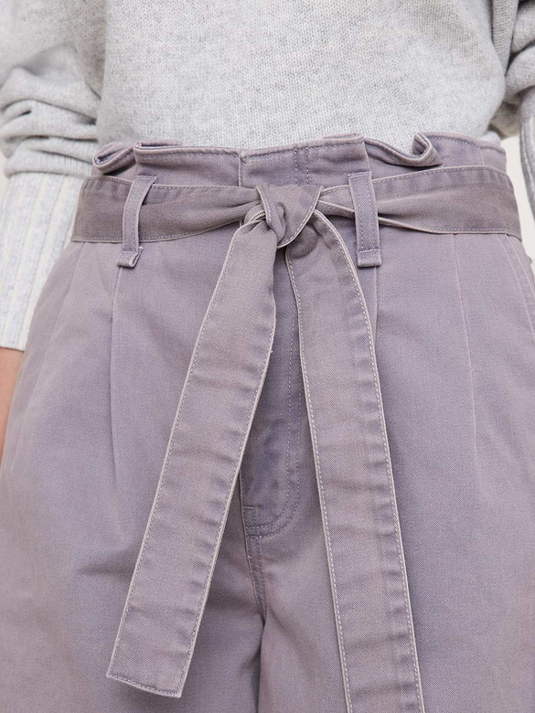 Pantalon à jambe large et à taille accordéon très haute