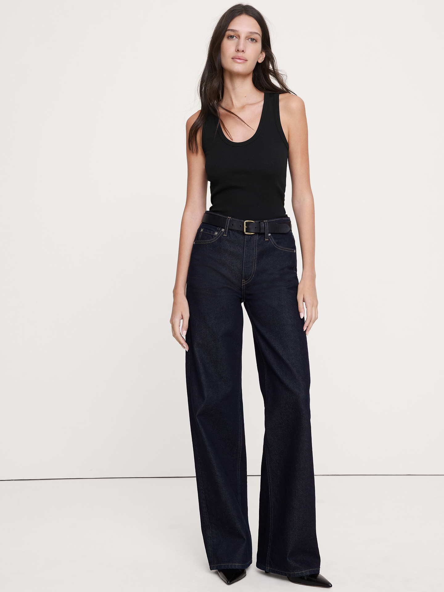 L'image numéro 1 présente Camisole à encolure dégagée en tricot côtelé