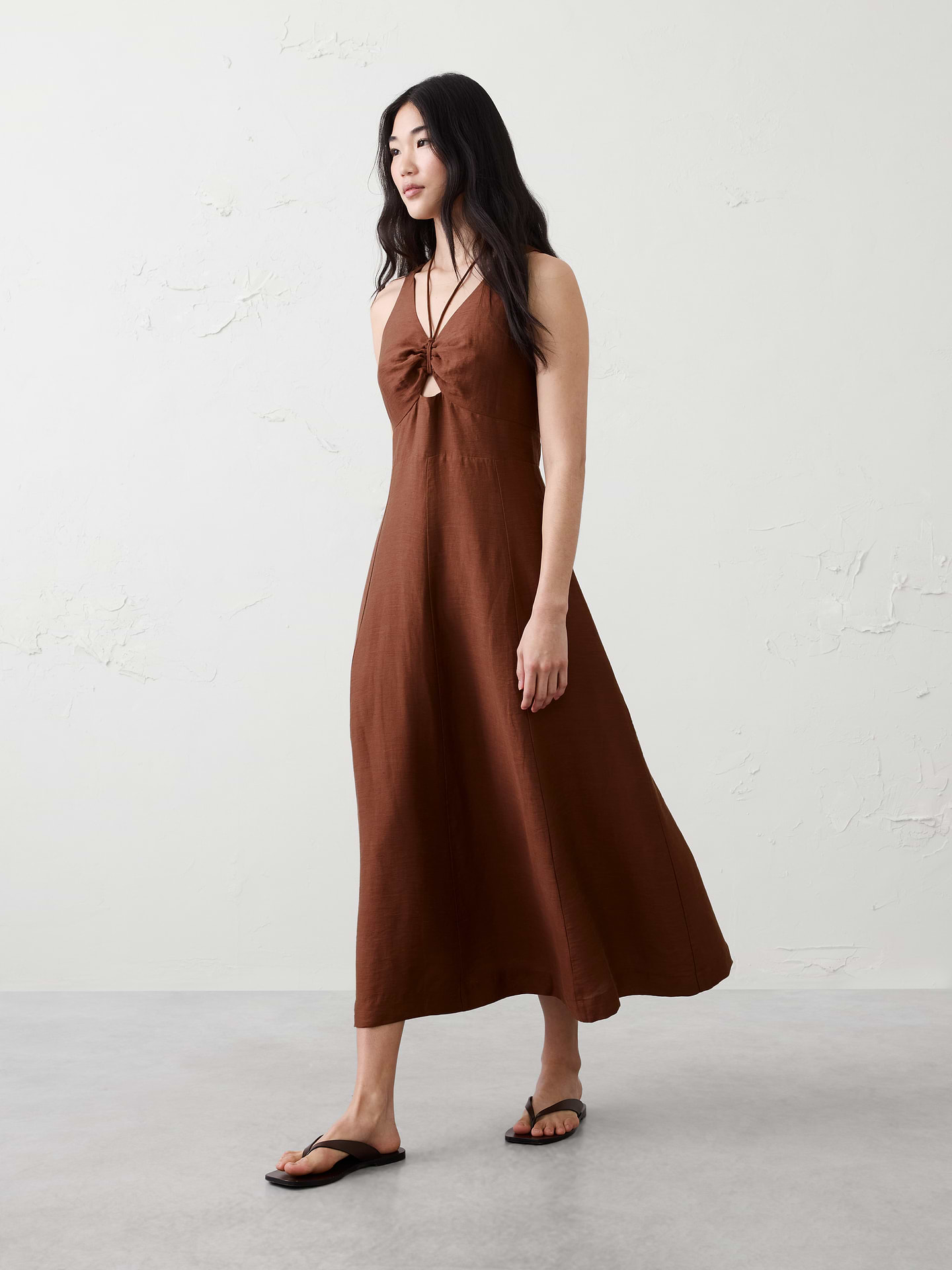Image 1 of 1, LINEN-BLEND: This light and breathable fabric is a must for those warm days and styles effortlessly for all occasions., Deep V‑neckline with gathered halter tie., Subtle front cutout detail., Contoured seams for a smooth, flattering bodice., Back V‑neckline with concealed back zipper closure., Full, softly flared skirt with airy movement., Fully lined., Made exclusively for Banana Republic Factory., Product #857779