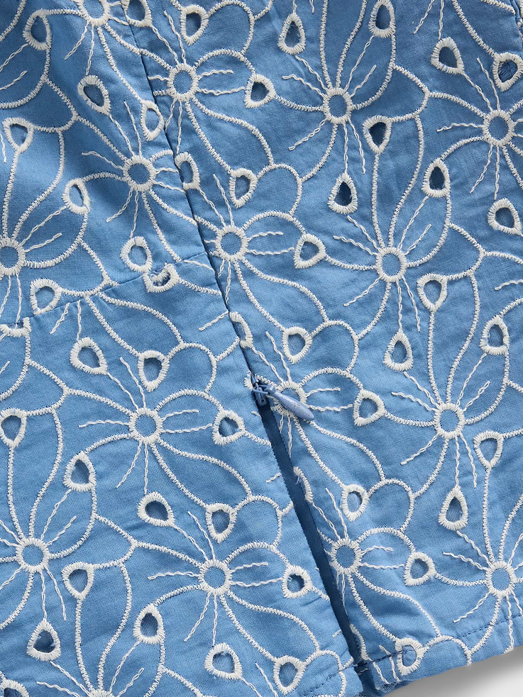 L'image numéro 6 présente Bustier court à broderie anglaise