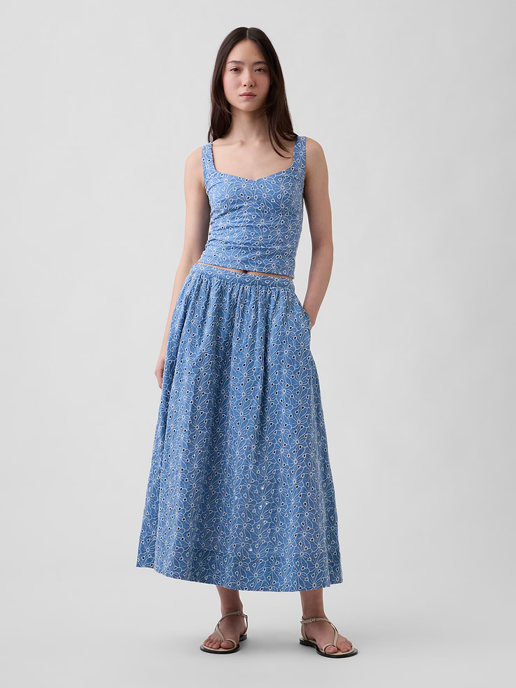 L'image numéro 5 présente Bustier court à broderie anglaise