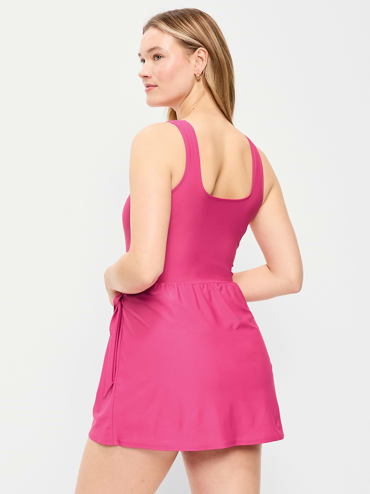L'image numéro 6 présente Robe de bain mate nouée sur le côté