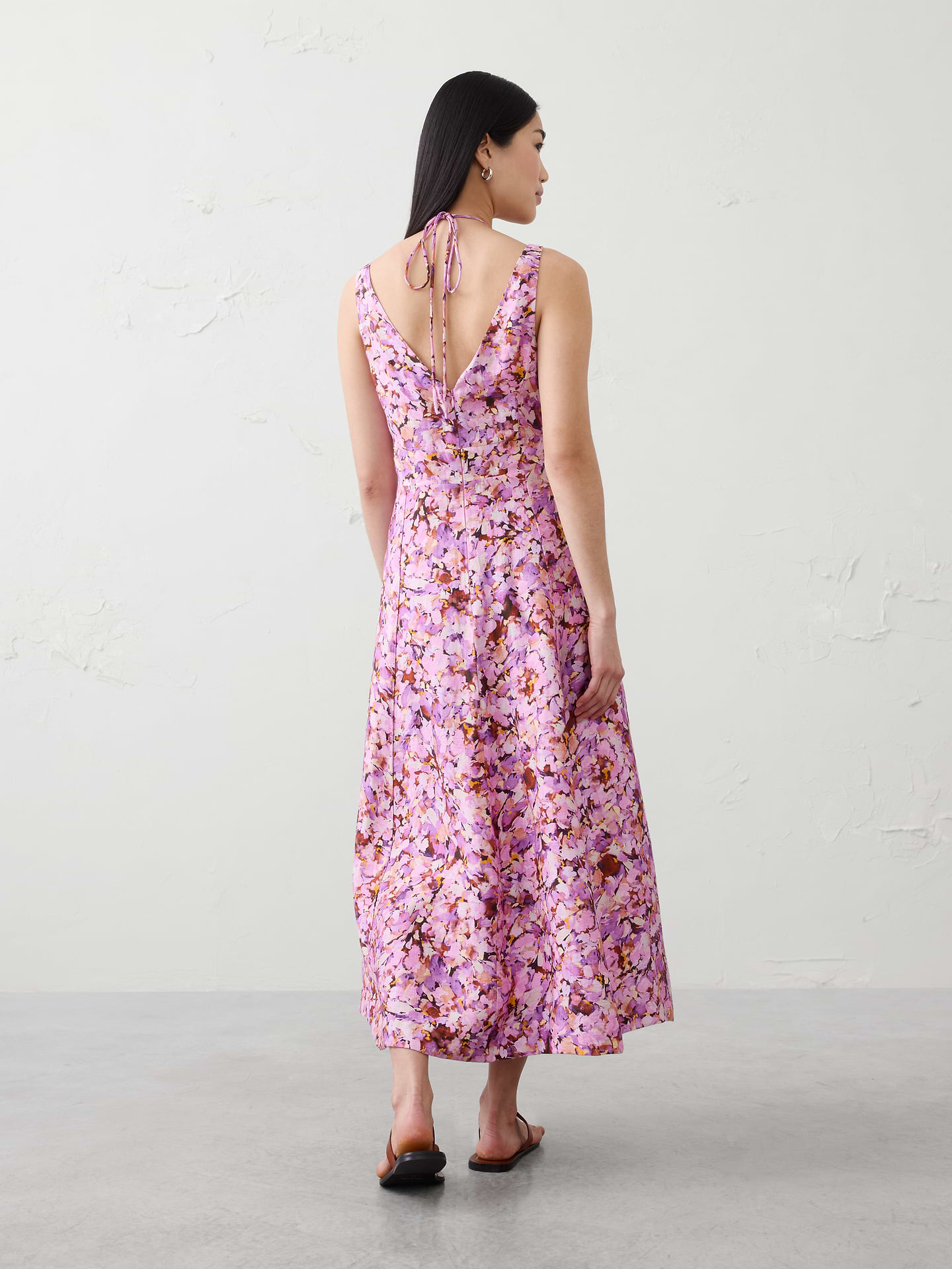 L'image numéro 2 présente Robe mi-longue nouée en mélange de lin à découpes