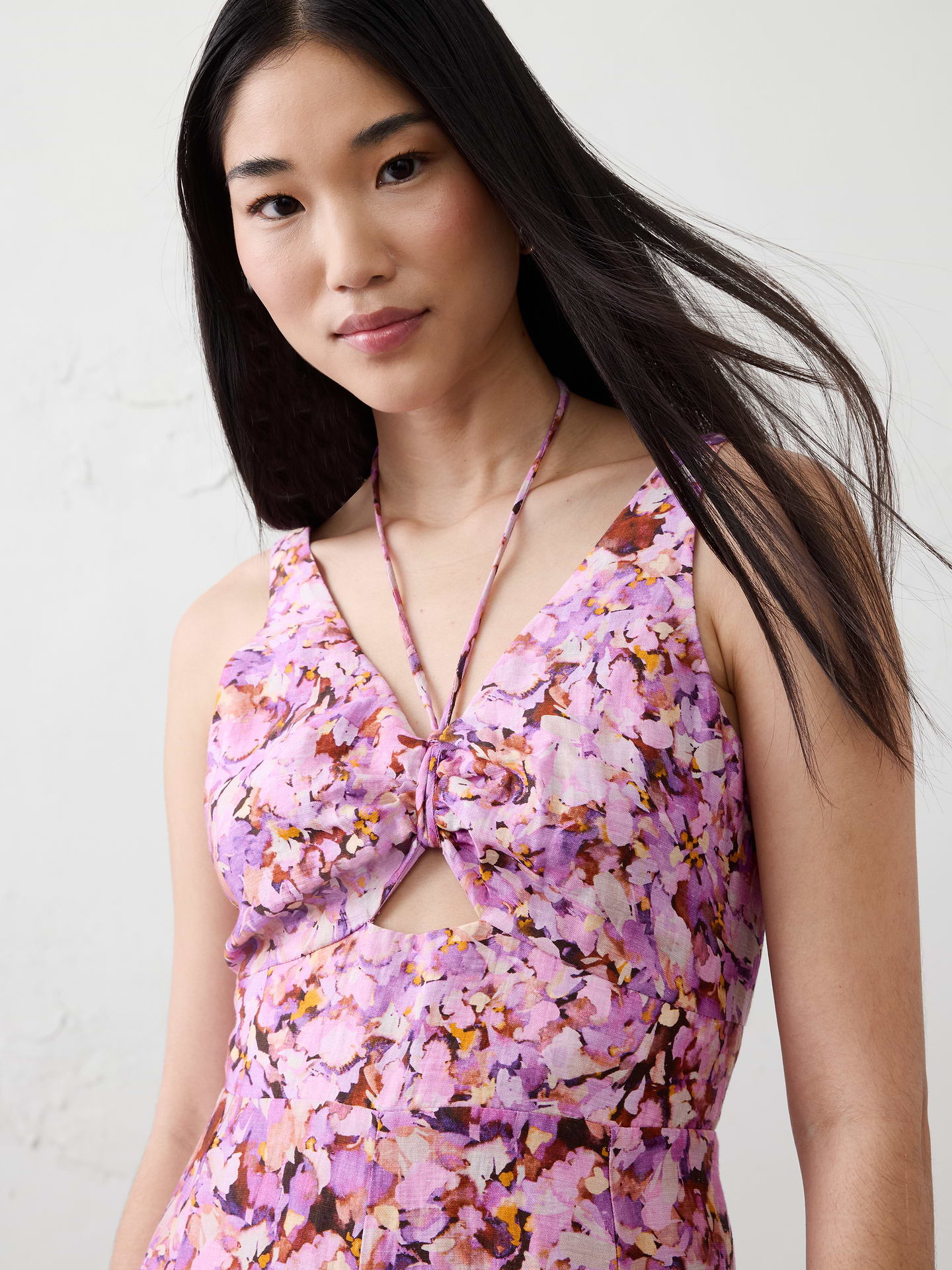 L'image numéro 3 présente Robe mi-longue nouée en mélange de lin à découpes