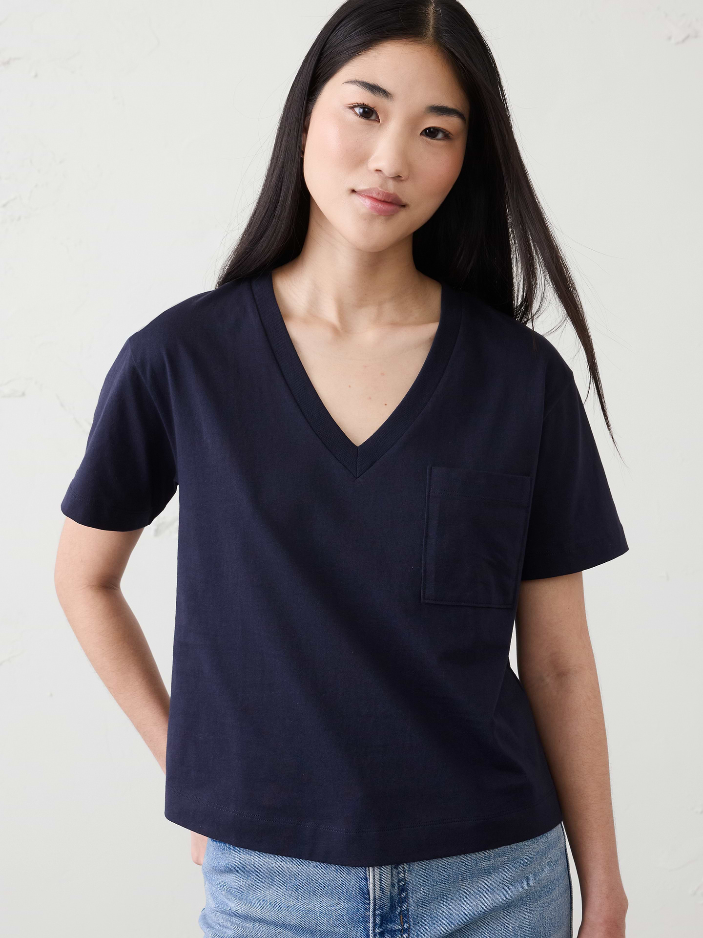 L'image numéro 1 présente T-shirt en coton de qualité supérieure à poche et col en V