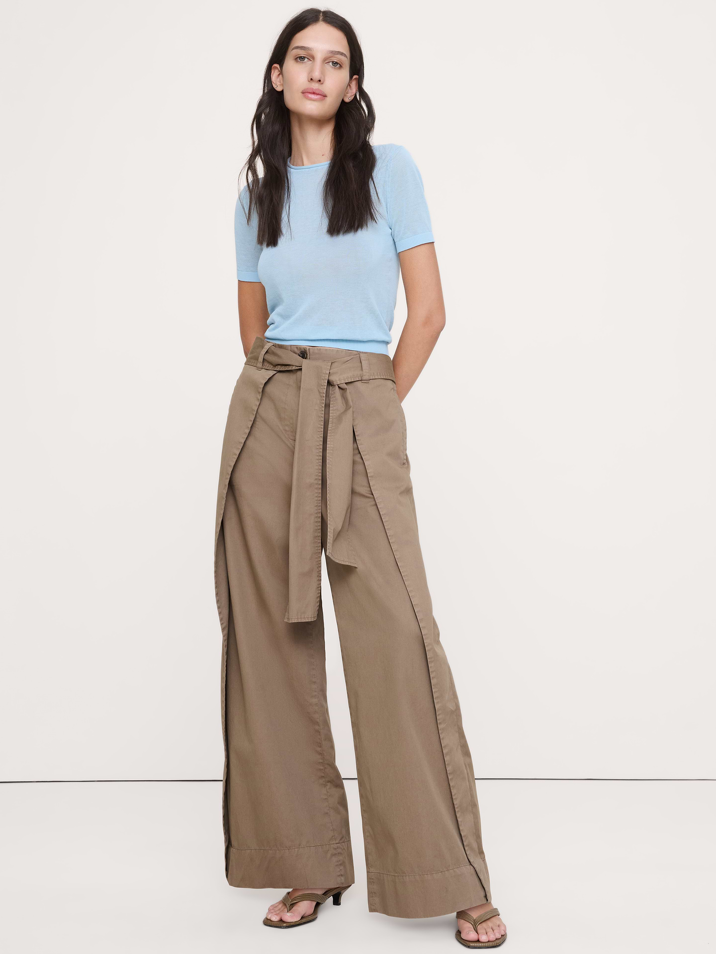 L'image numéro 1 présente Chino cache-cœur à jambe large à taille haute