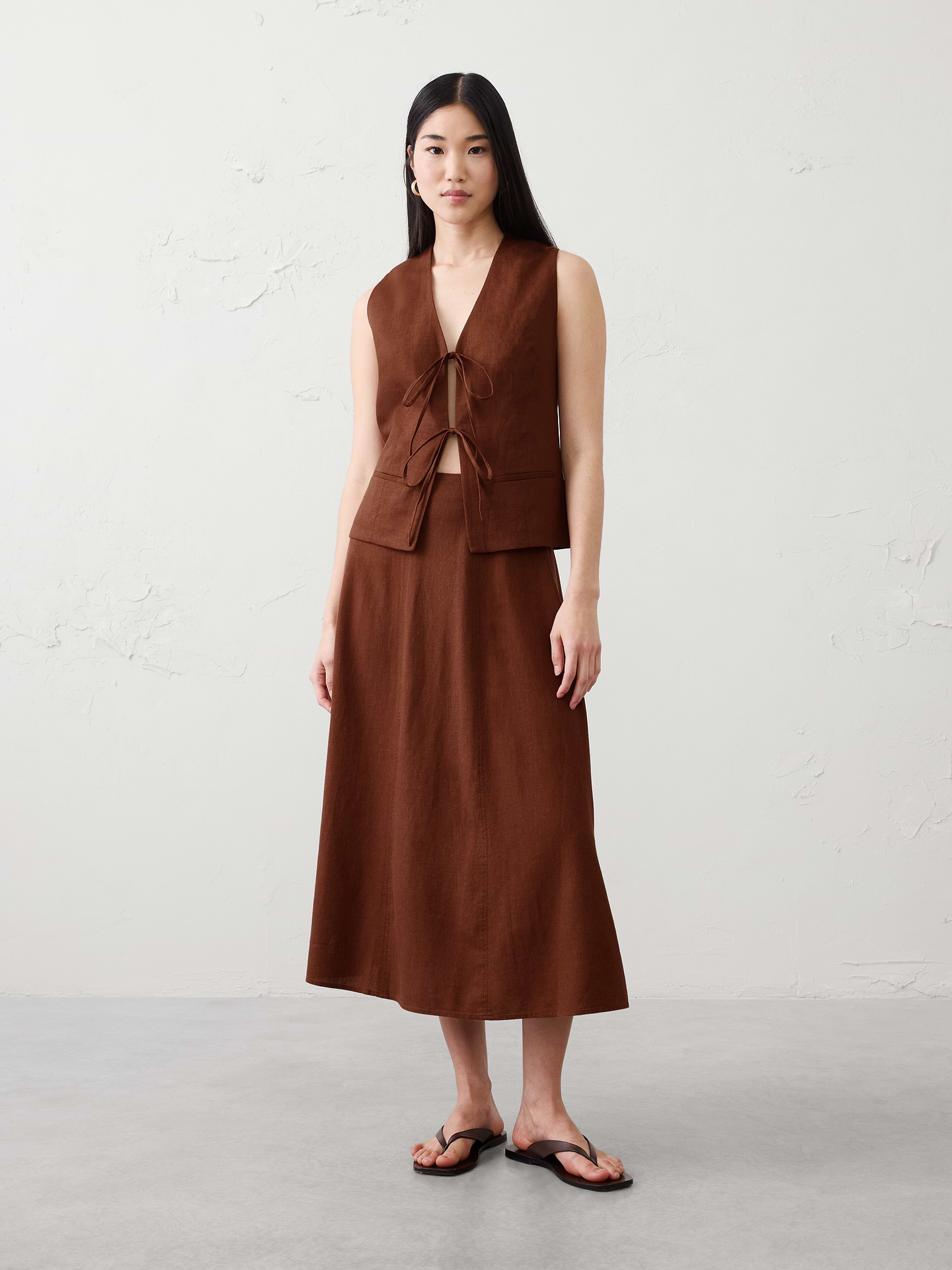 Image 1 of 4, LINEN-BLEND: This light and breathable fabric is a must for those warm days and styles effortlessly for all occasions., V‑neckline with two tie‑front closures. Sleeveless., Front welt pockets., Center back seam., Straight hem., Fully lined., Made exclusively for Banana Republic Factory., Product #872737