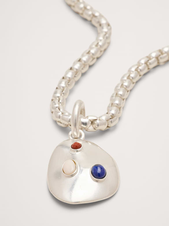 Collier à pendentif ovale serti de pierres précieuses