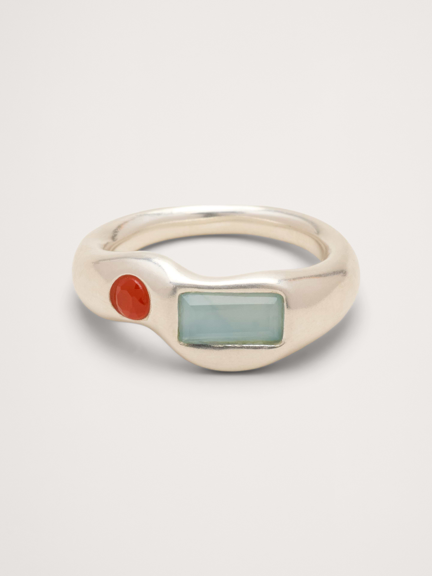 L'image numéro 1 présente Bague abstraite à pierres précieuses