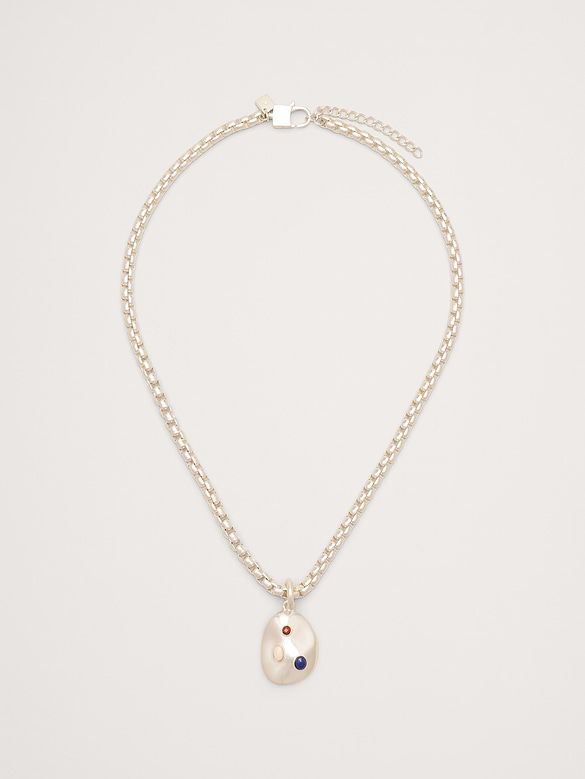 Collier à pendentif ovale serti de pierres précieuses