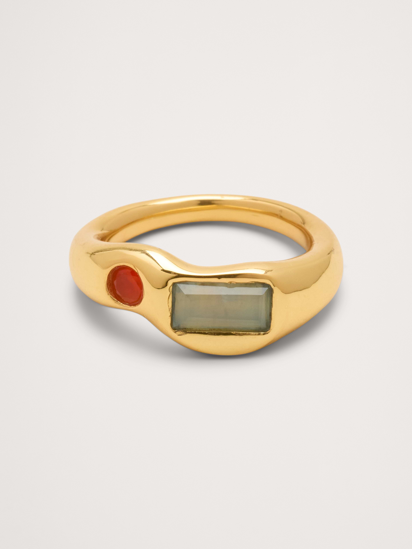 L'image numéro 1 présente Bague abstraite à pierres précieuses