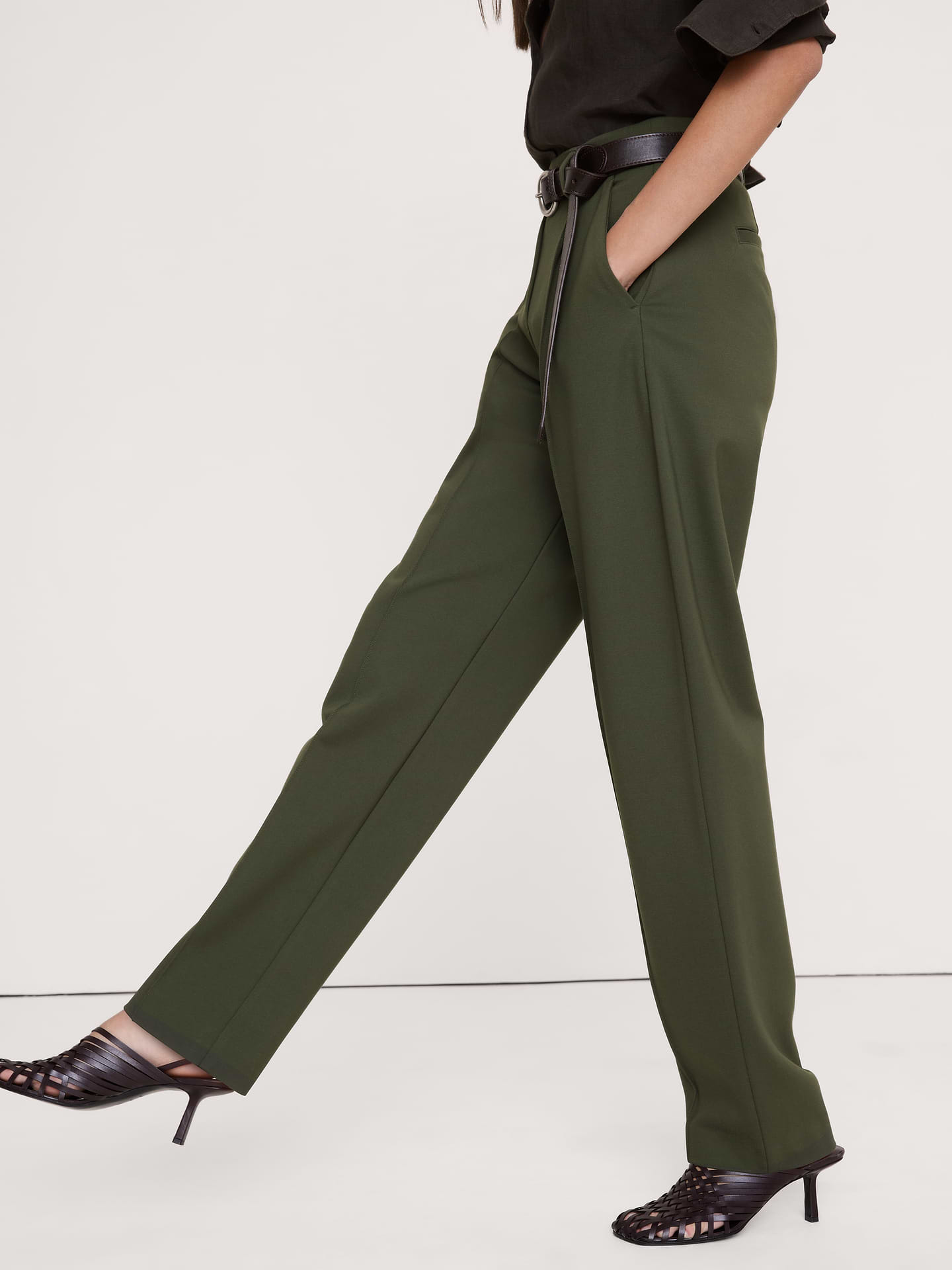 L'image numéro 4 présente Pantalon à taille haute extensible, jambe fuselée, en tricot point de Rome fluide