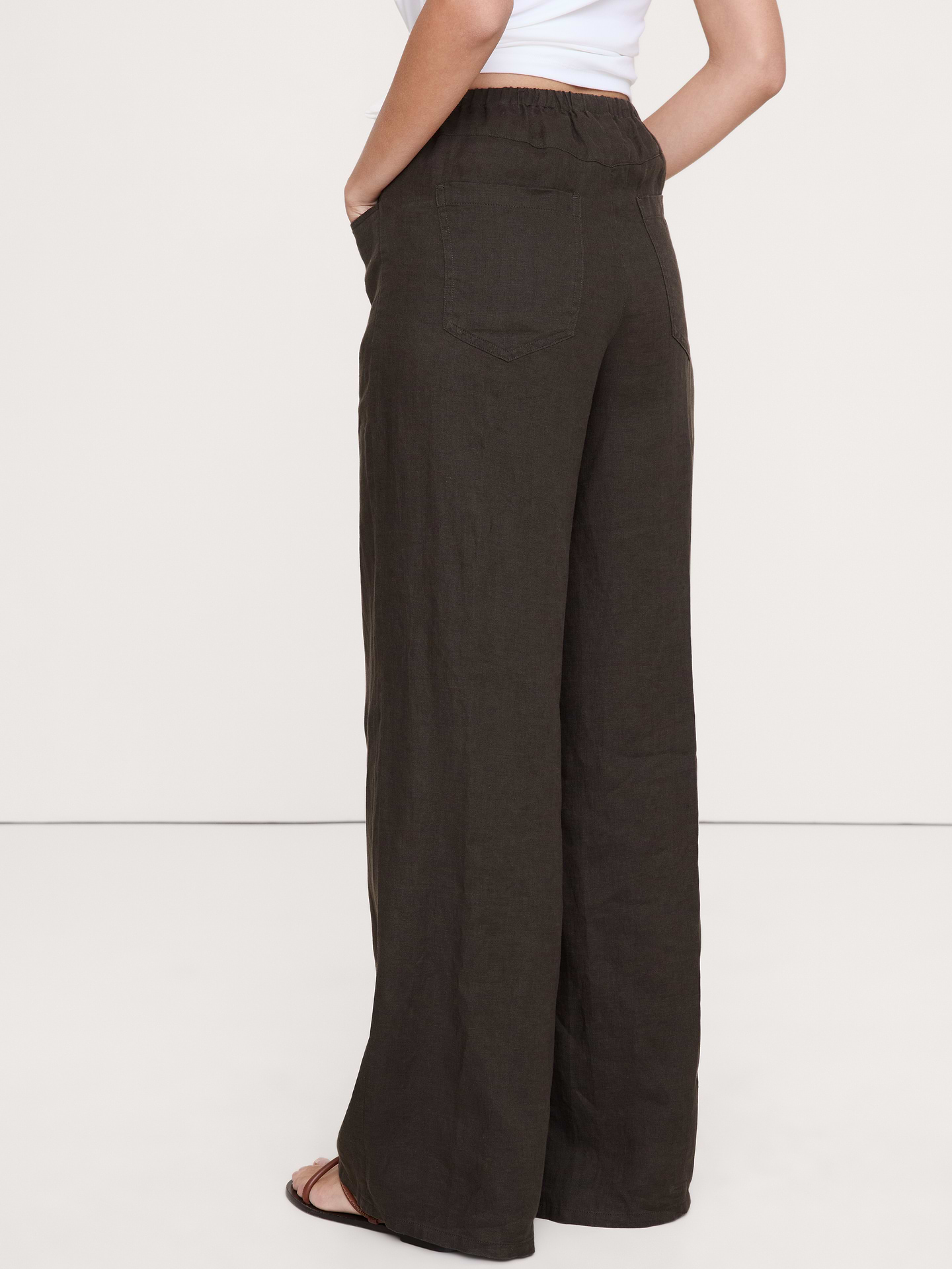 L'image numéro 6 présente Pantalon Studio à jambe large à cordon coulissant en lin