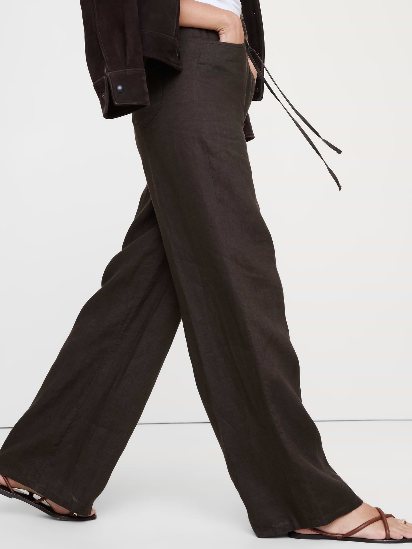L'image numéro 7 présente Pantalon Studio à jambe large à cordon coulissant en lin