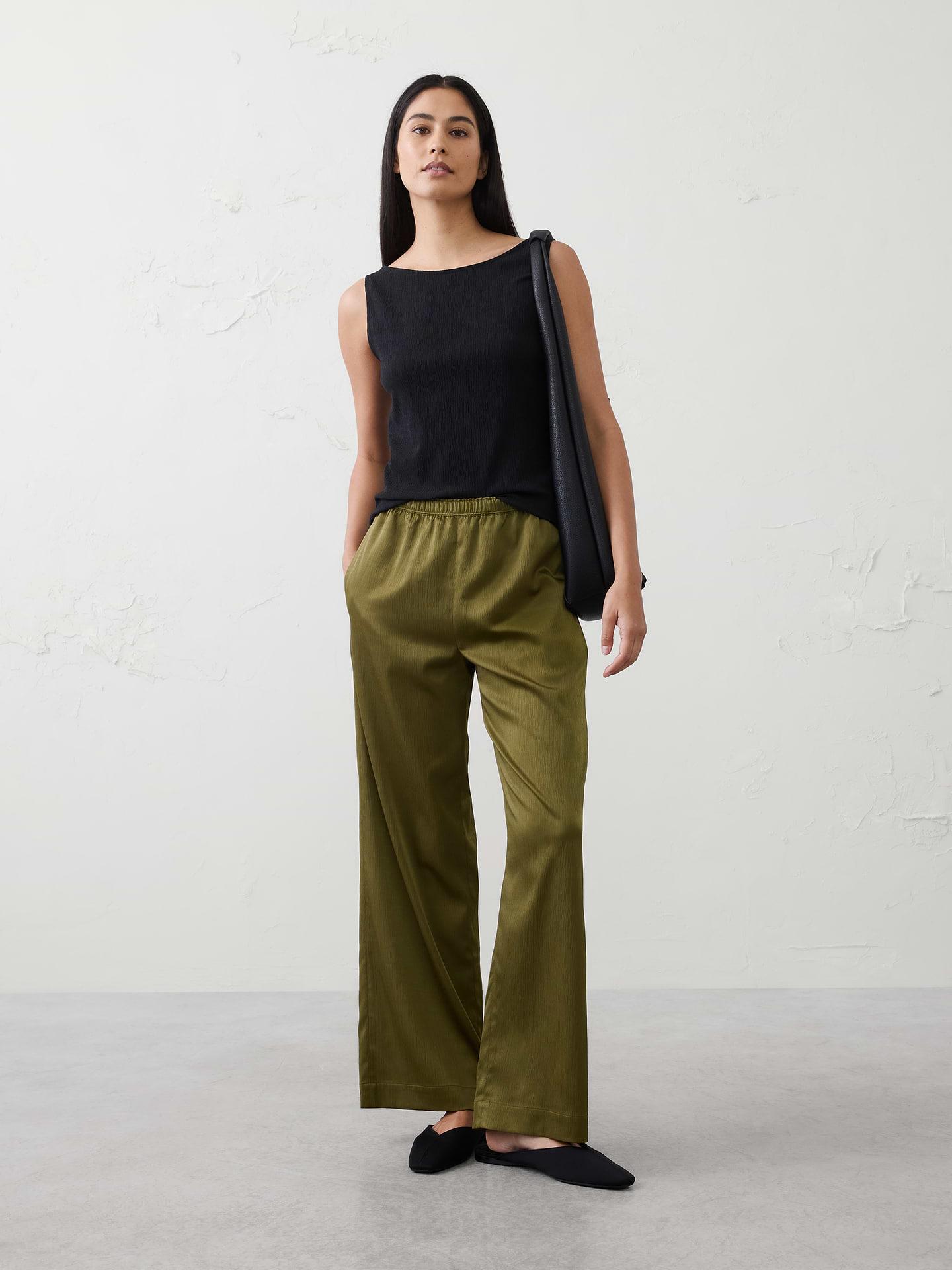 L'image numéro 1 présente Pantalon à taille haute élastique jambe large en satin froissé