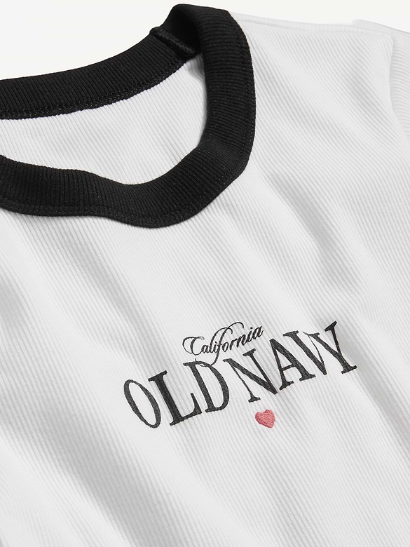 T-shirt court moulant