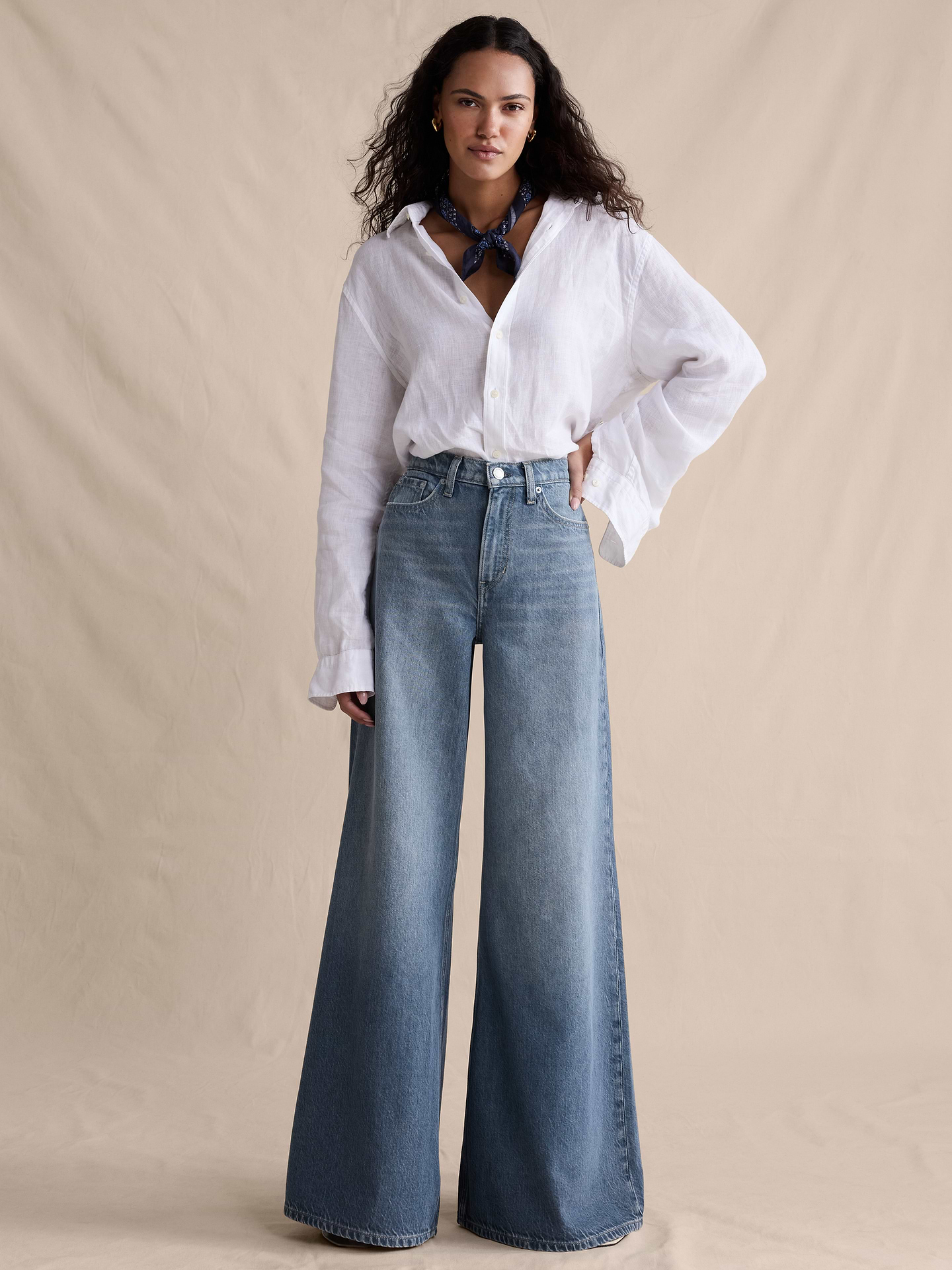 L'image numéro 1 présente Jean palazzo léger à jambe large à taille haute
