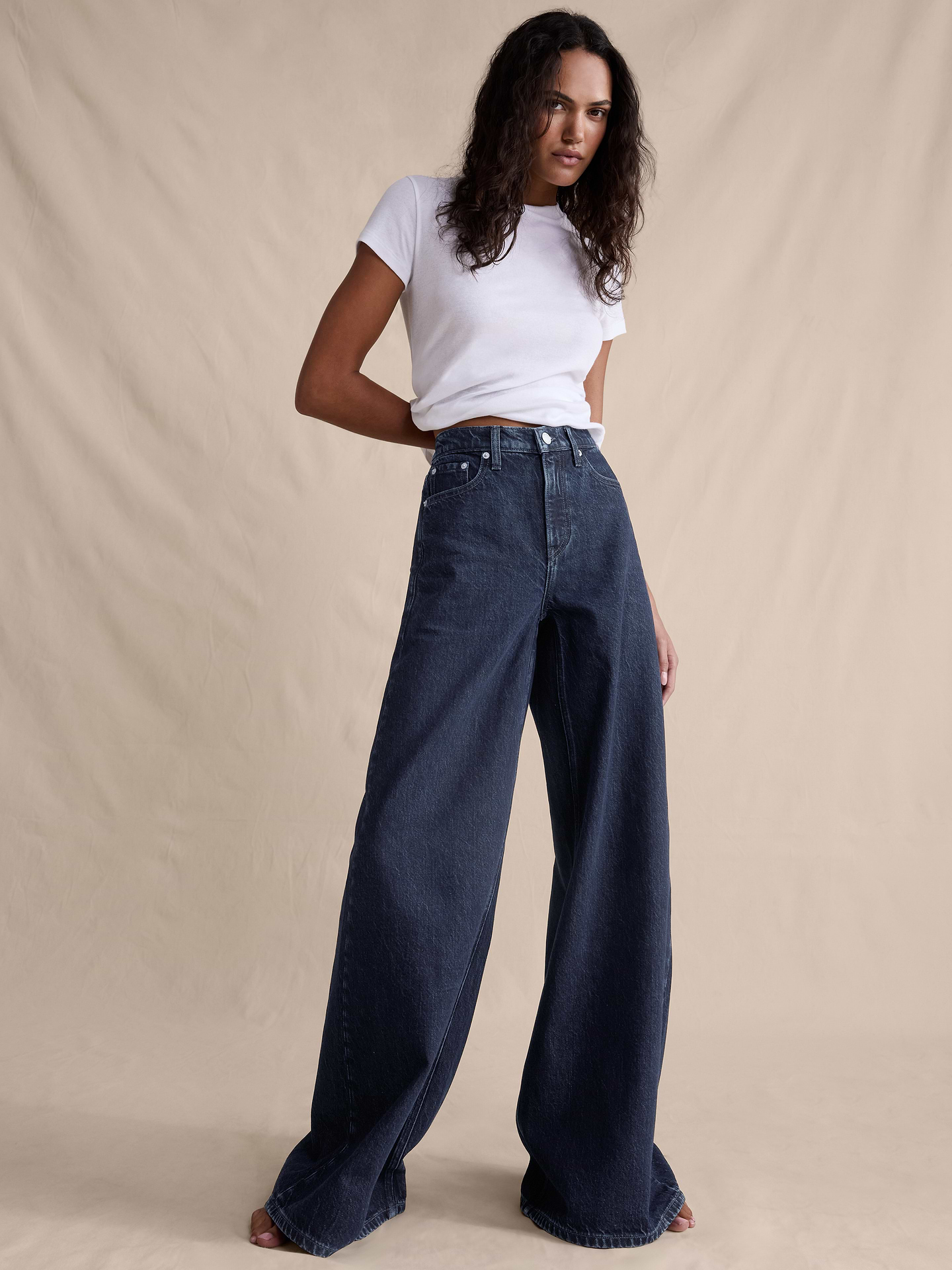 L'image numéro 4 présente Jean palazzo léger à jambe large à taille haute