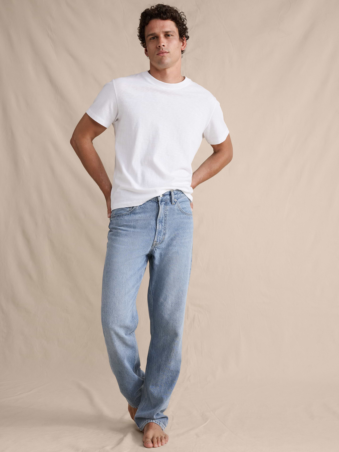 L'image numéro 4 présente Jean droit décontracté en denim léger