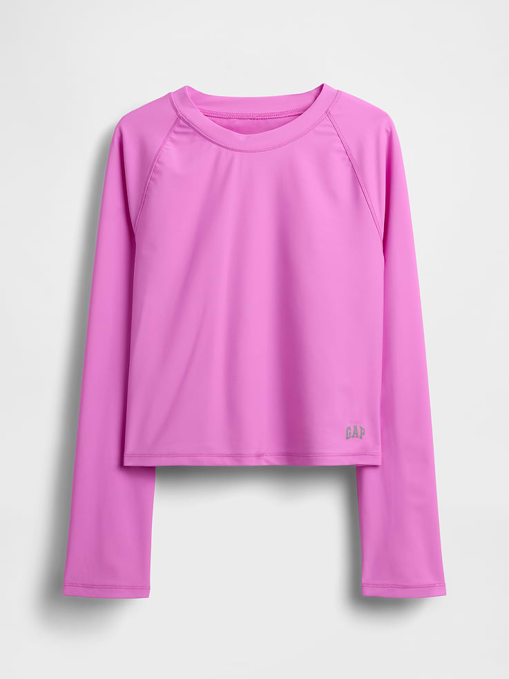 Image 1 de 3, Tricot extensible à séchage rapide., Ras du cou., Manches raglan longues., Logo Gap au bas sur le devant., FPRUV 50+: une excellente protection contre les rayons UV., Conforme à la norme ASTM D6603., Fait de polyester recyclé à 82 %. Comparativement aux matières vierges, l’utilisation de matières recyclées permet de réduire l’utilisation des ressources et le gaspillage., Ce produit a été fabriqué dans une usine qui investit dans l’égalité des genres et l’autonomisation des femmes grâce au programme Reimagining Industry to Support Equality (RISE). Pour en savoir plus, visitez gapinc.com/equite ., Produit #892381