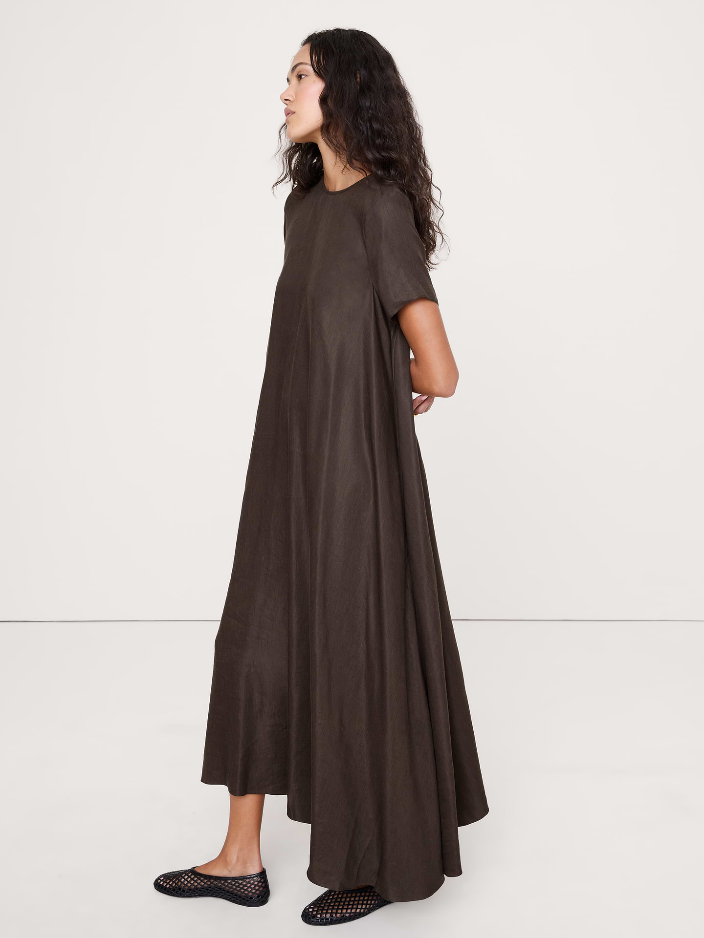 L'image numéro 6 présente Robe trapèze longue en lin et viscose