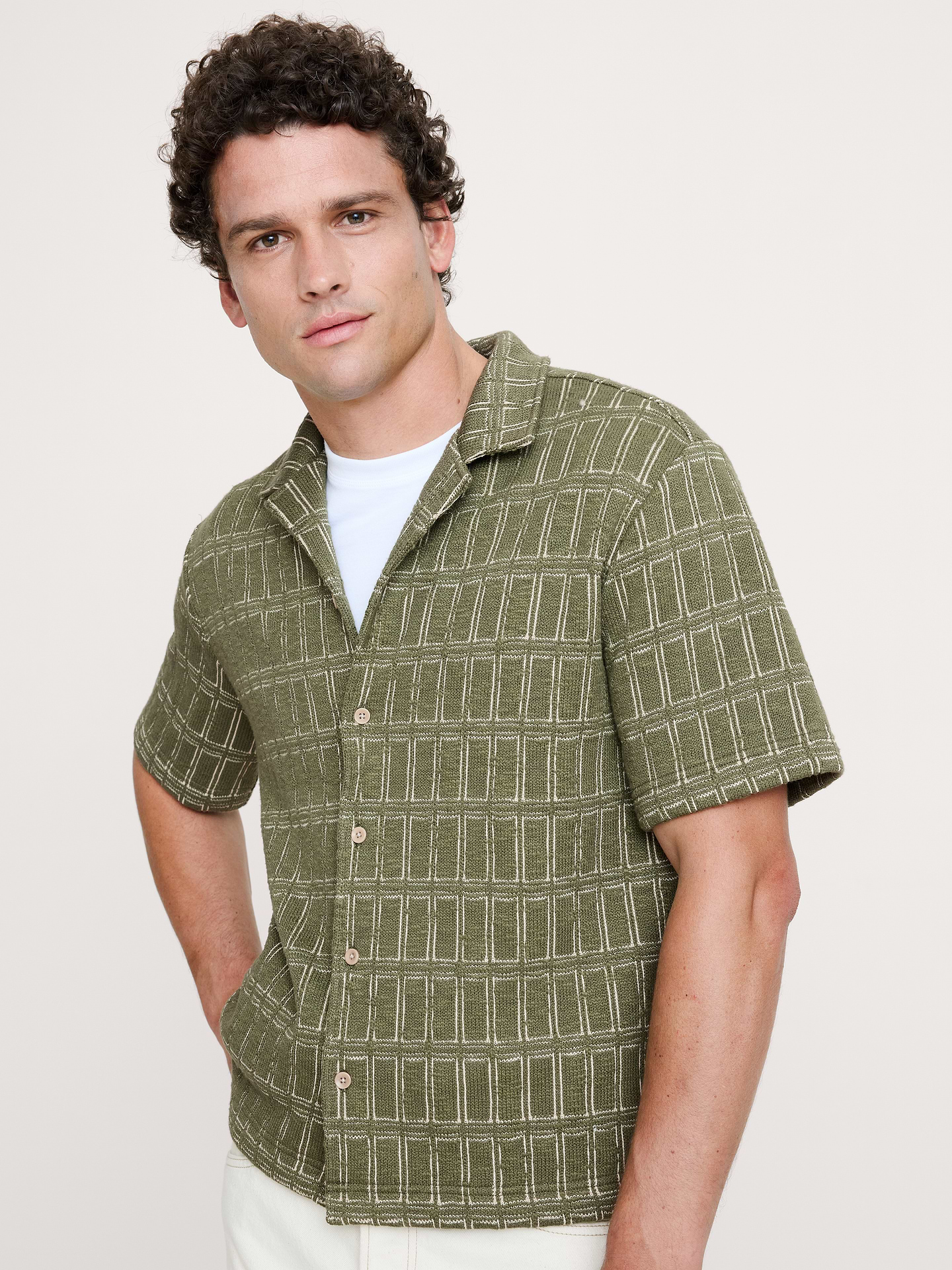 L'image numéro 1 présente Chemise de vacances en jacquard à coupe décontractée