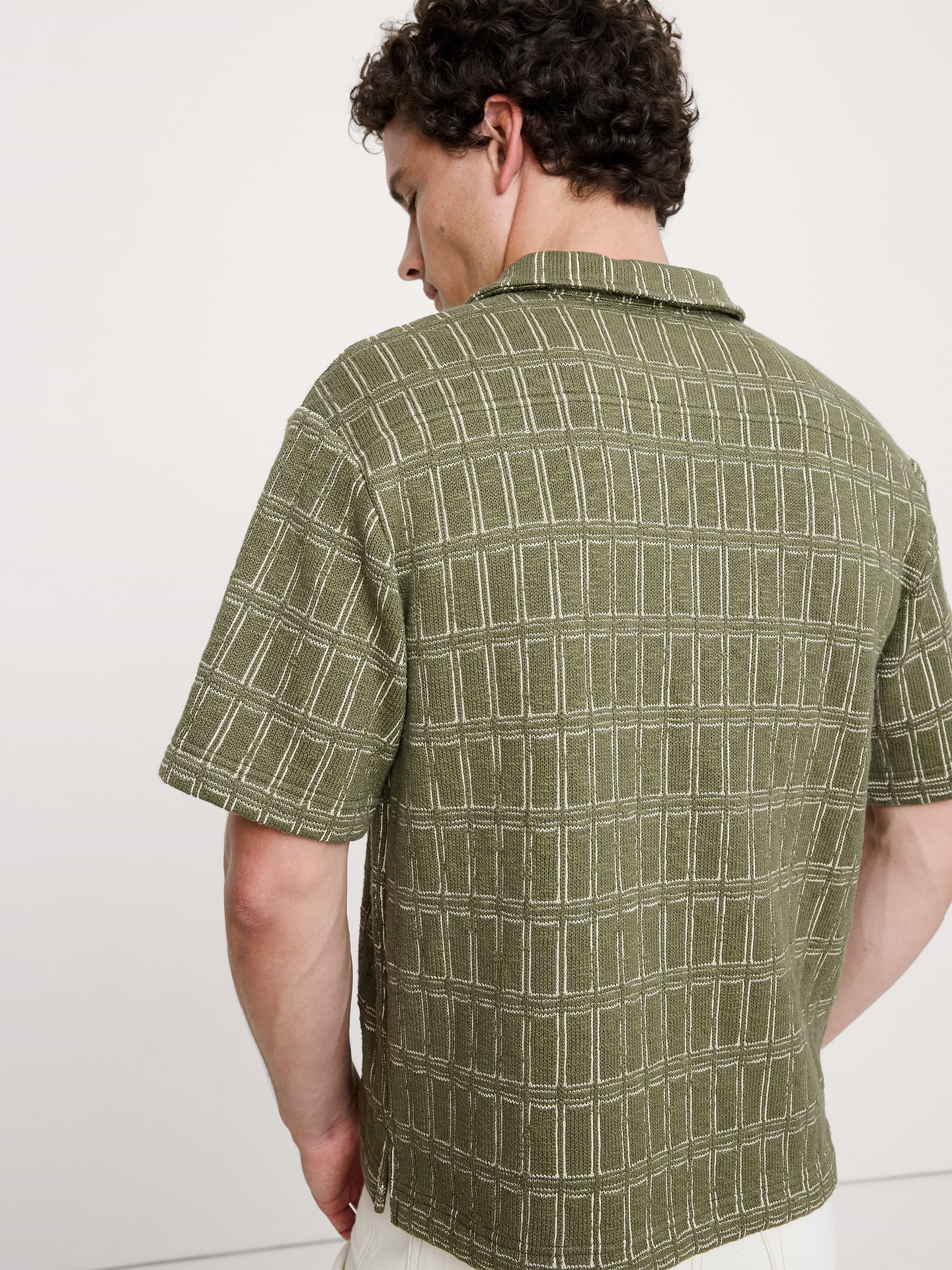 L'image numéro 2 présente Chemise de vacances en jacquard à coupe décontractée