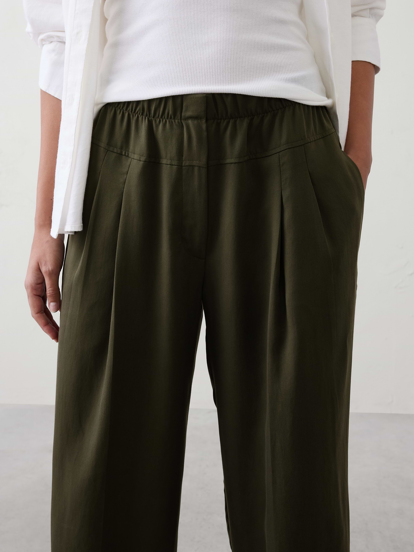 L'image numéro 3 présente Pantalon droit taille mi-basse en lyocell plissé