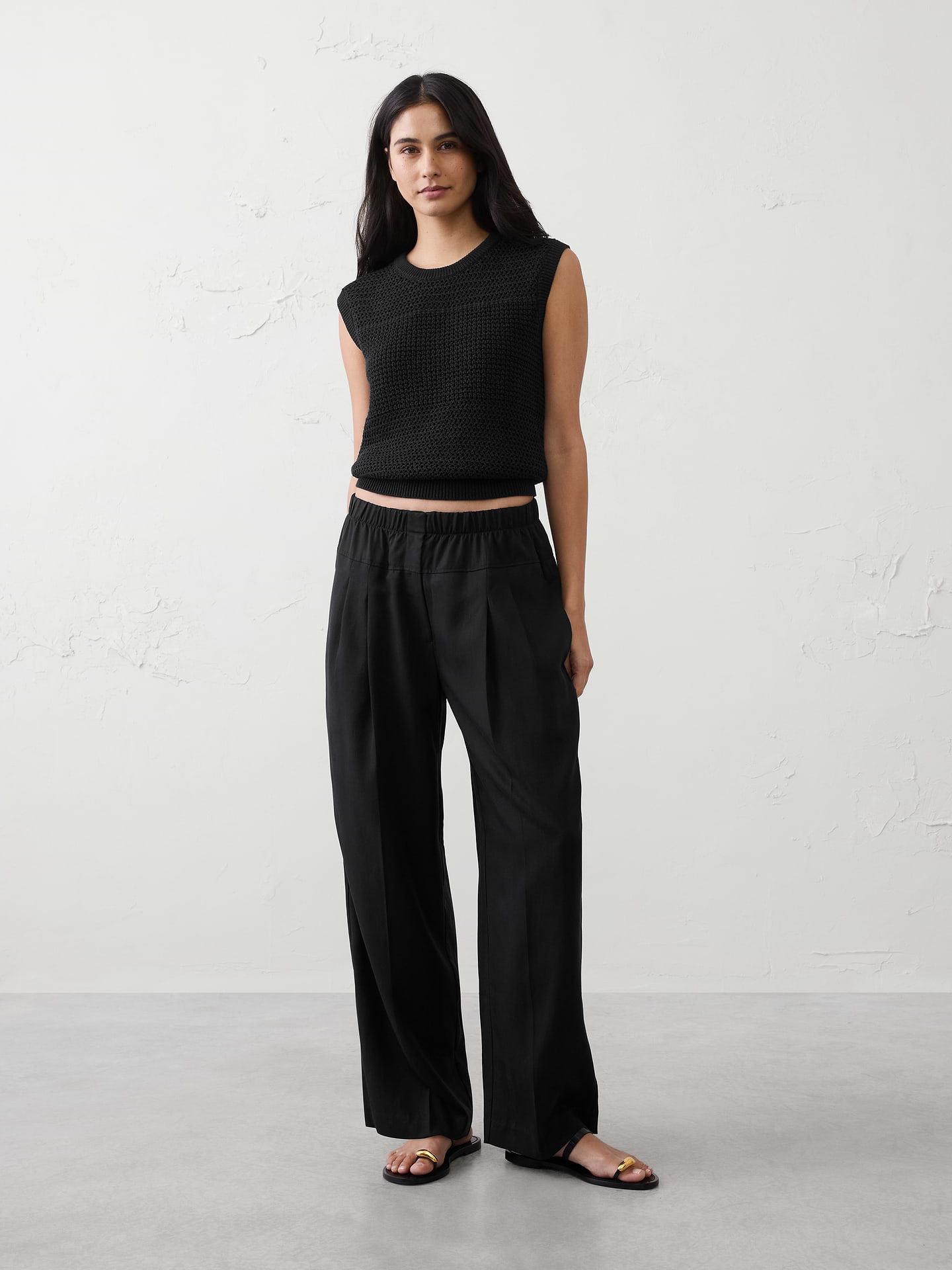 L'image numéro 1 présente Pantalon droit taille mi-basse en lyocell plissé