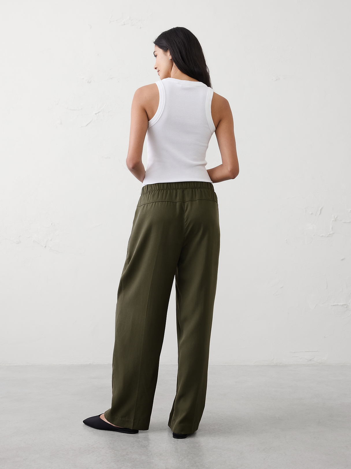 Straight-Leg Mid-Rise Tencel Pleated Pant | Banana Republic Factory