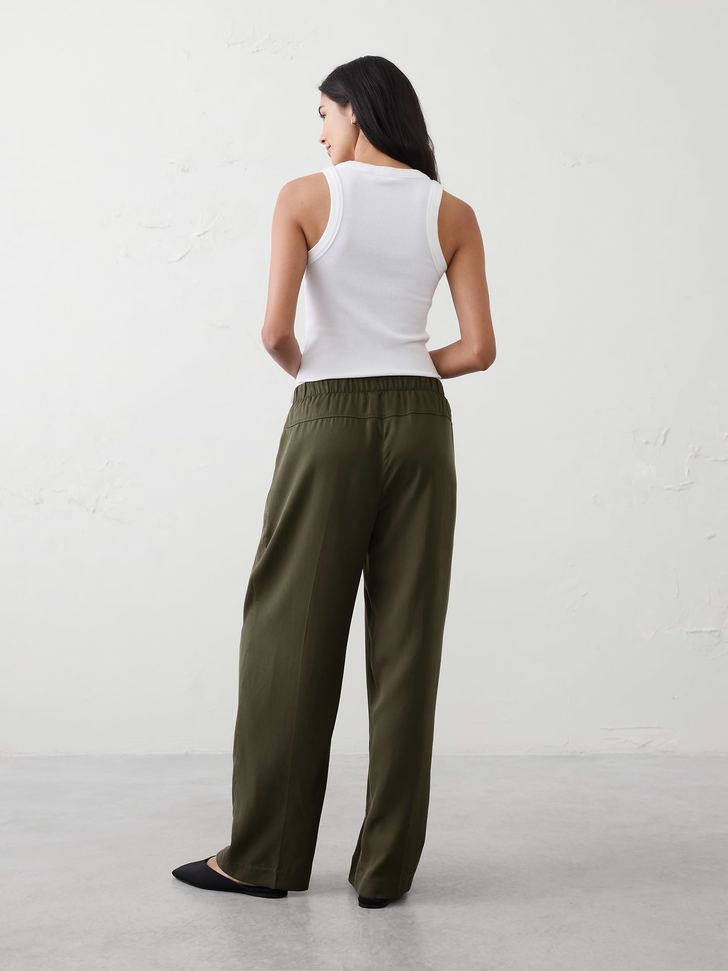 L'image numéro 2 présente Pantalon droit taille mi-basse en lyocell plissé