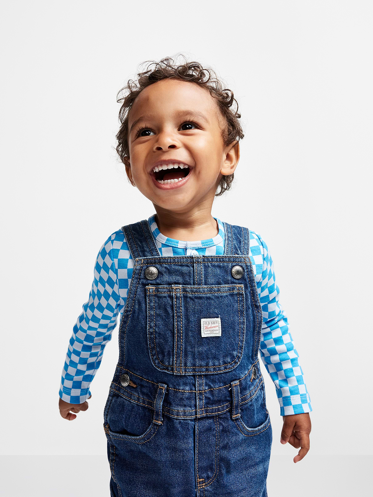 L'image numéro 1 présente Salopette de travailleur unisexe en denim pour Bébé