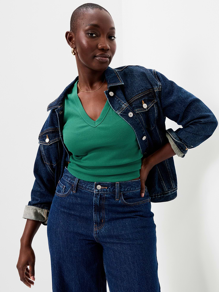 L'image numéro 3 présente Camisole courte moulante à encolure en V